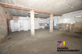 Dom wolnostojący z zabudowaniami o łącznej powierzchni zabudowy około 600m2